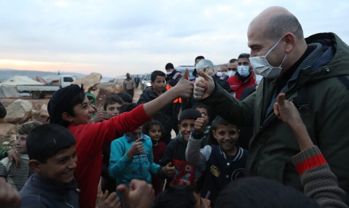 İçişleri Bakanı Süleyman Soylu, Suriye’nin İdlib bölgesinde AFAD koordinasyonunda yapımı devam eden briket evlerde incelemede bulundu.