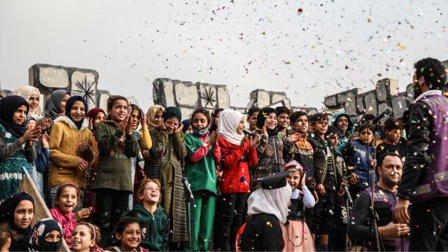 İdlib’deki çocuklar tiyatro gösterisiyle eğlendi