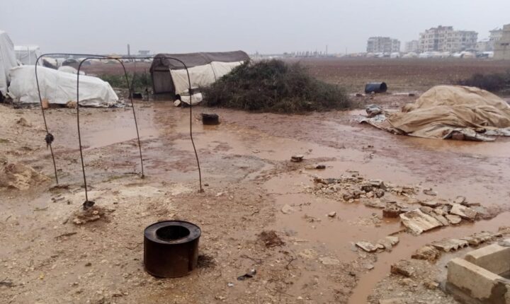 İdlib’de sağanak: Çadır kamplar su altında kaldı