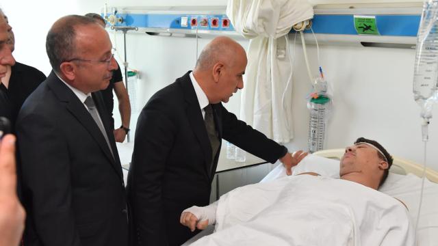 Bakan Kirişci, helikopter kazasında yaralananları ziyaret etti