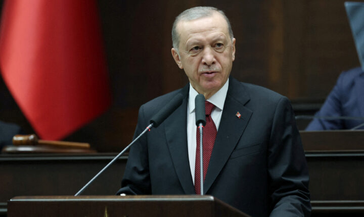 Cumhurbaşkanı Erdoğan büyükelçileri kabul edecek Avusturya, Tunus, Singapur ve Portekiz büyükelçileri Cumhurbaşkanı Recep Tayyip Erdoğan’a güven mektubu sunacak.
