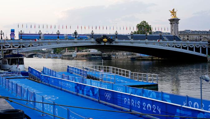 2024 Paris Olimpiyat Oyunları’na ev sahipliği yapan Fransa’da, bugün yapılması planlanan erkekler triatlon yarışı Sen Nehri’ndeki kirlilik nedeniyle yarına ertelendi.