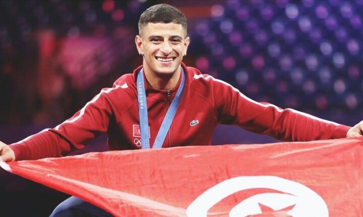 Tunuslu Fares Ferjani, Paris Olimpiyatları’nda Araplar adına ilk madalyayı kazandı. Ferjani, Güney Koreli Oh Sangwook’a karşı mücadeleyi kaybederek bireysel kılıç eskriminde gümüş madalya elde etti.