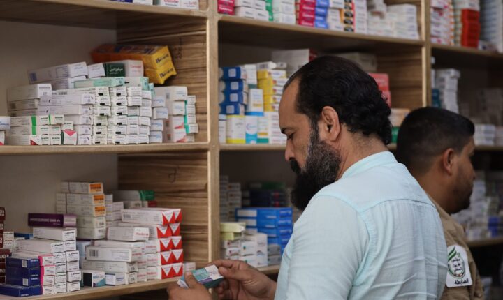 Suriye’nin Kuzeyindeki Afrin Şehri Sağlık Müdürlüğü, Eczane denetimlerini gerçekleştiriyor