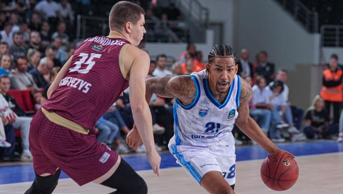 Türk Telekom galibiyetle başladı