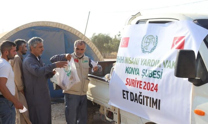 Türkiye Cumhuriyeti Merkezli İHH İnsani Yardım Vakfı Konya Şubesi Suriye’de ihtiyaç sahibi ailelere et dağıtımı gerçekleştirdi