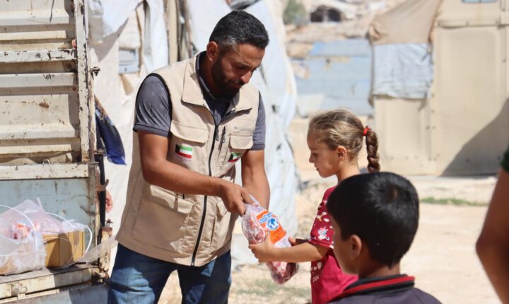 Türkiye Cumhuriyeti Merkezli İHH İnsani Yardım Vakfı Kuveyt merkezli Uluslararası İslami Hayırseverlik Örgütü kurumunun destekleriyle, Suriye’deki İhtiyaç sahibi ailelere et dağıttı