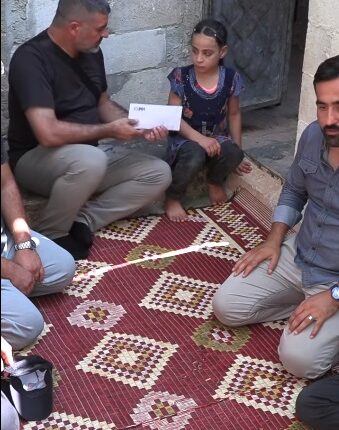 Türkiye Cumhuriyeti Merkezli İHH İnsani Yardım Vakfı Suriye’nin Kuzeyinde Engelli Bireylerin Bulunduğu Ailelere Nakdi Destek Yardımda Bulundu.