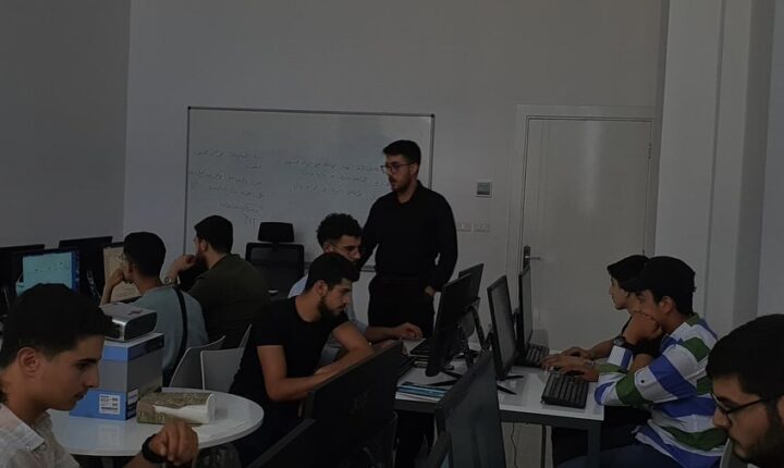 Türkiye Cumhuriyeti Merkezli Yunus Emre Enstitüsü, Suriye’nin kuzeyindeki Elbab  Şehri Yunus Emre Enstitüsü Türk Kültür Merkezinde Meslek edindirme kurslarının yoğun ilgiyle devam ettiğini bildirdi.