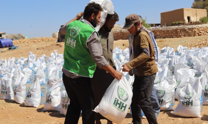 Türkiye Cumhuriyeti Merkezli İHH Yardım Vakfı Suriye’nin kuzeyindeki Azez kentinde gıda paketi dağıttı