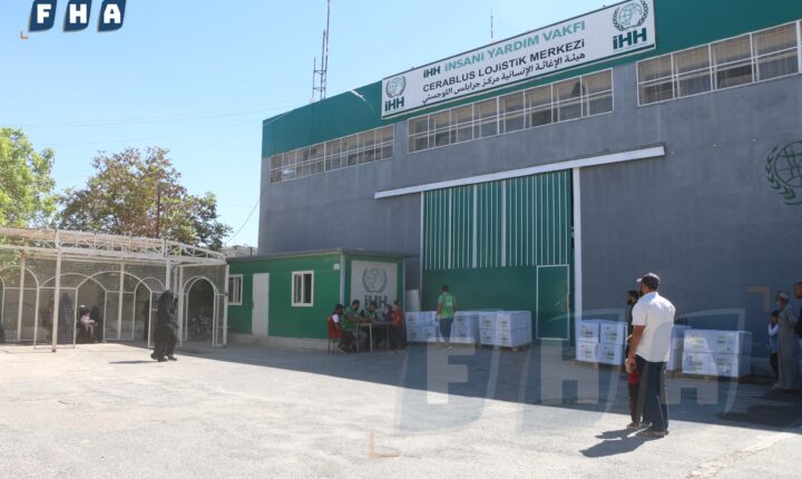 Türkiye Cumhuriyeti Merkezli İHH İnsani Yardım Vakfı,Suriye’nin kuzeydoğusundaki Cerablus Şehrinde gıda yardım kolisi dağıttı