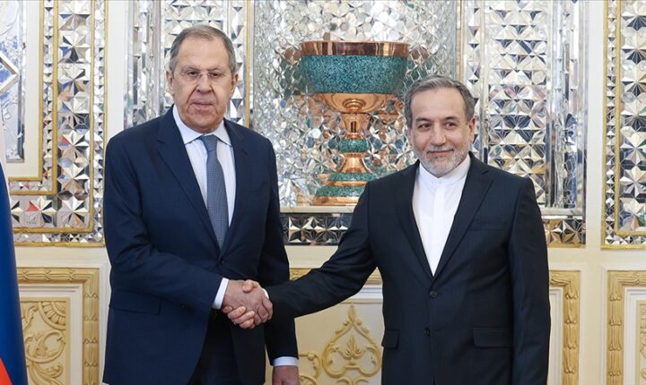 İran Dışişleri Bakanı Erakçi ile Rus mevkidaşı Lavrov, Tahran’da görüştü