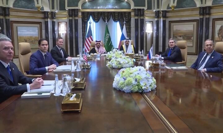 ABD ve Rus heyetleri ikili ilişkiler ve Ukrayna konularını görüşmek üzere Riyad’da toplandı