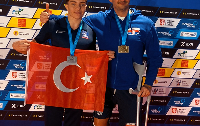 🚣‍♂️ Dünya Salon Kürek Şampiyonası’nda milli para sporcu Yiğit Doğukan Bozkurt, PR2 500 kategorisinde altın madalya elde etti.