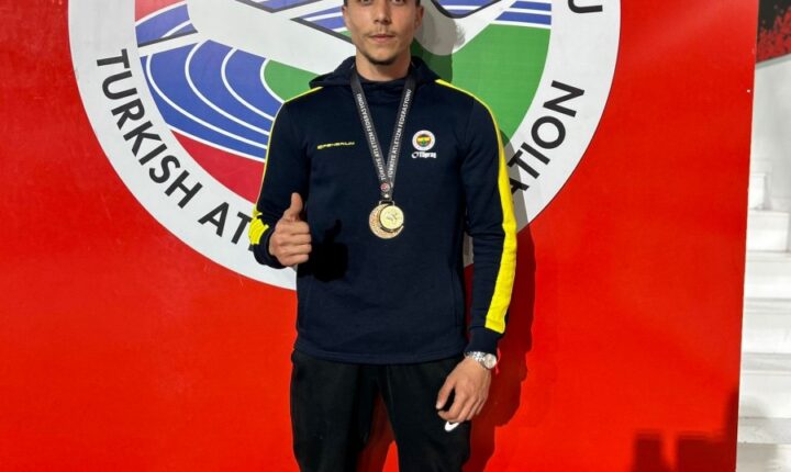 👟 ABD’de düzenlenen Uluslararası Stan Scott Yarışması’nda Fenerbahçe’nin milli atleti Oğuz Uyar, 200 metrede kendisine ait olan büyükler salon Türkiye rekorunu yeniledi. (20.94)