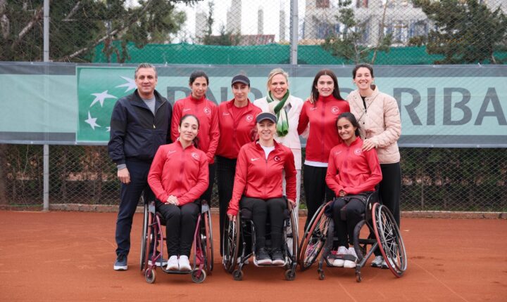 🎾 Tekerlekli Sandalye Tenisi Dünya Takımlar Kupası Avrupa Elemeleri’nin ilk gününde A Milli Kadın Takımımız, çıktığı maçtan galibiyetle ayrıldı. 🇹🇷Türkiye 2-1 Litvanya🇱🇹