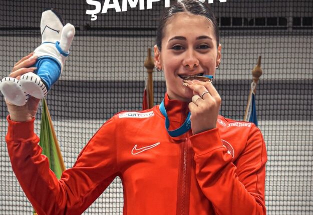 🇹🇷 Özel milli sporcumuz Aysel Önder, VIRTUS Avrupa Salon Atletizm Şampiyonası’nda 56.17’lik derecesiyle 400 metrede dünya rekoru kırarak altın madalya kazandı.