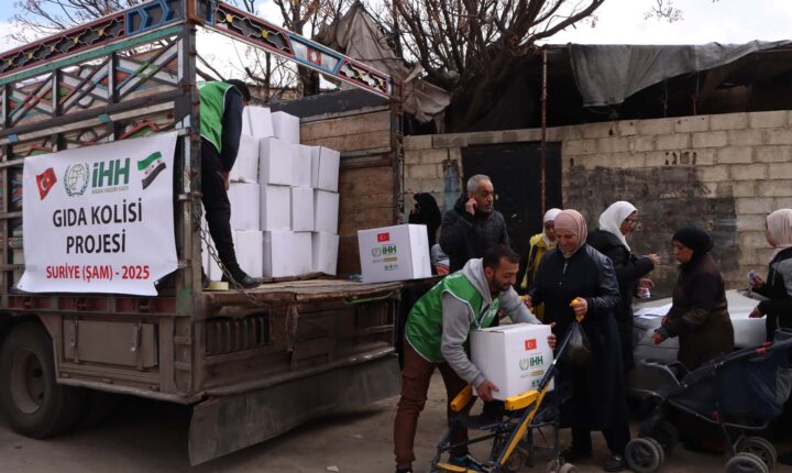 Türkiye Cumhuriyeti Merkezli İHH İnsani Yardım Vakfı, Suriye’deki Filistinli ailelere 3 bin gıda kolisi dağıttı