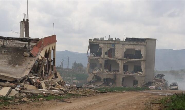 İsrail ordusu Lübnan’ın sınıra yakın beldelerini topçu atışlarıyla hedef aldı