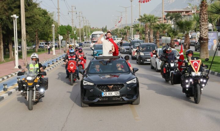 Avrupa Güreş Şampiyonası’nda grekoromen stil 63 kiloda altın madalya kazanan milli güreşçi Kerem Kamal’a memleketi Manisa’da coşkuyla karşılama.