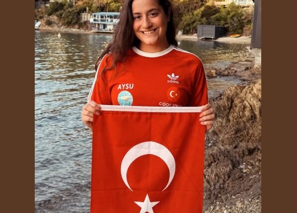 🇹🇷 Ulta maraton yüzücümüz Aysu Türkoğlu, Kaiwi Kanalı’nı yüzerek geçen en genç Türk sporcu oldu.