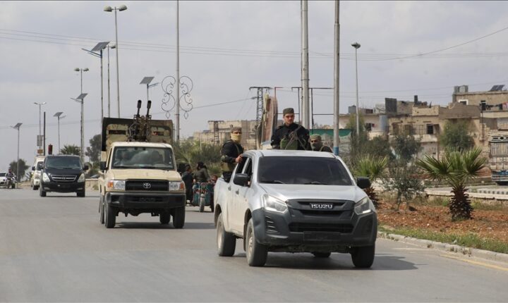 PKK/YPG’li teröristler Halep kent merkezinden çekilmeye devam ediyor