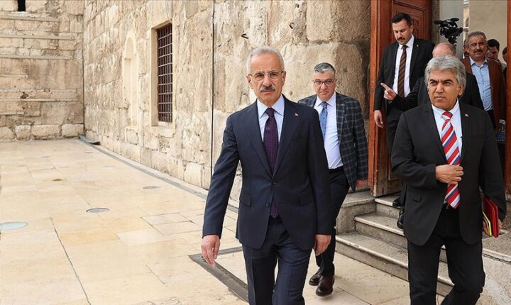 Türkiye Cumhuriyeti Ulaştırma ve Altyapı Bakanı Uraloğlu, Şam’da Emevi Camisi’ni ziyaret etti