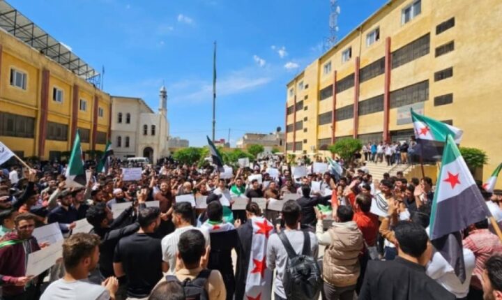 Halep Özgür Üniversitesi’nde üniversite harçlarının düşürülmesi talebiyle protesto düzenlendi