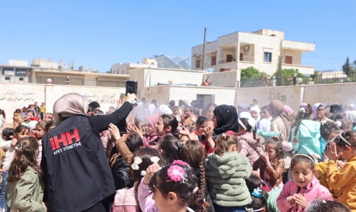 Türkiye Cumhuriyeti Merkezli İHH İnsani Yardım Vakfı Suriye’de yetim çocuklara yemek programı düzenledi