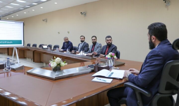 Suriye Cumhurbaşkanı Şara, Yerel Yönetimler Bakanı ile hizmetlerin geliştirilmesi ve iyileştirilmesi konularını görüştü.