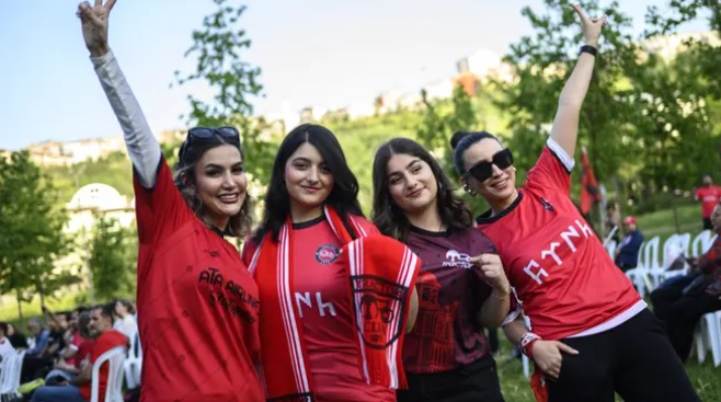 Traktör taraftarları şampiyonluğu İstanbul’da kutladı