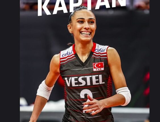 🇹🇷 Eda Erdem’in yer almayacağı VNL’de, Filenin Sultanları’nın yeni kaptanı Simge Aköz oldu.