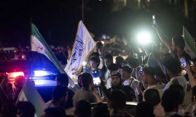 Trump’ın yaptırımların kaldırılması yönündeki açıklaması Suriye’de sevinçle karşılandı