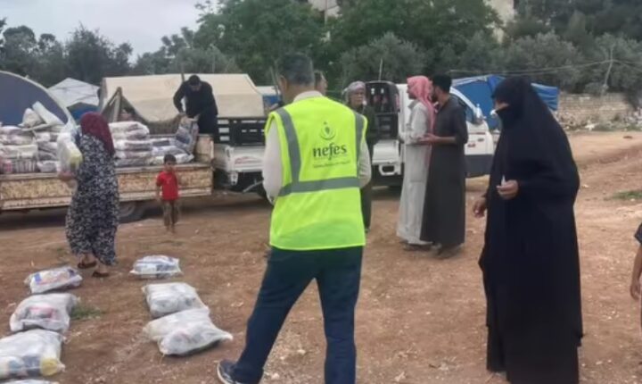 Türkiye Cumhuriyeti Merkezli NEFES Eğitim Kültür ve Yardımlaşma Derneği, Afrin ilçesinin Cinderes beldesinde erzak dağıttı