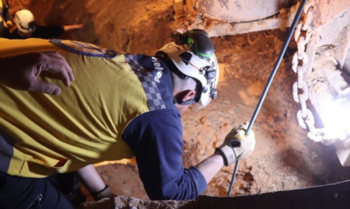 İdlib kırsalında kuyuya düşen bir kişi, üç saat süren kesintisiz çalışmanın ardından kurtarıldı