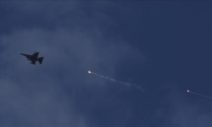 İsrail, Suriye’ye yönelik son hava saldırılarını 12 savaş uçağıyla gerçekleştirdiğini duyurdu