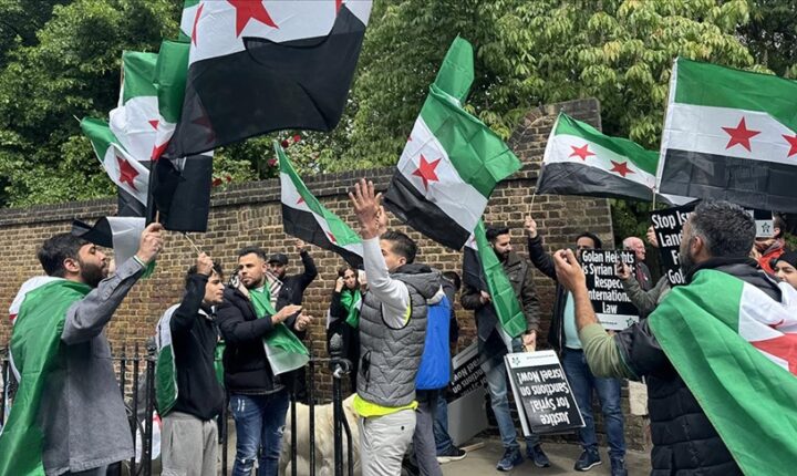İsrail’in, Suriye’ye yönelik saldırıları Londra’daki elçilik binası önünde protesto edildi