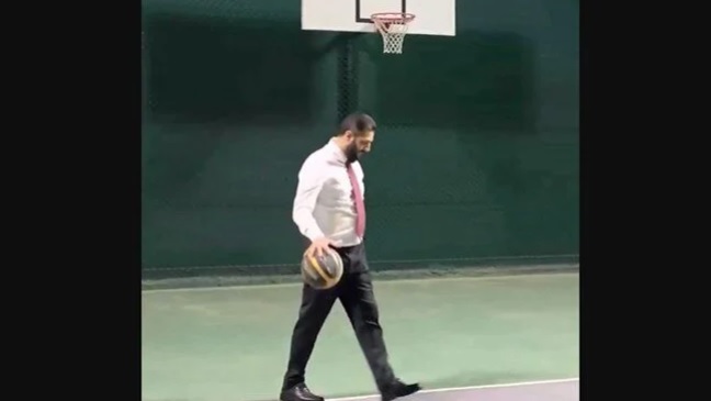 Suriye lideri Şara, takım elbisesiyle basket sahasına çıktı