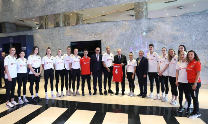 Cumhurbaşkanı Recep Tayyip Erdoğan, A Milli Kadın Voleybol Takımı oyuncularını ve teknik heyeti kabul etti.