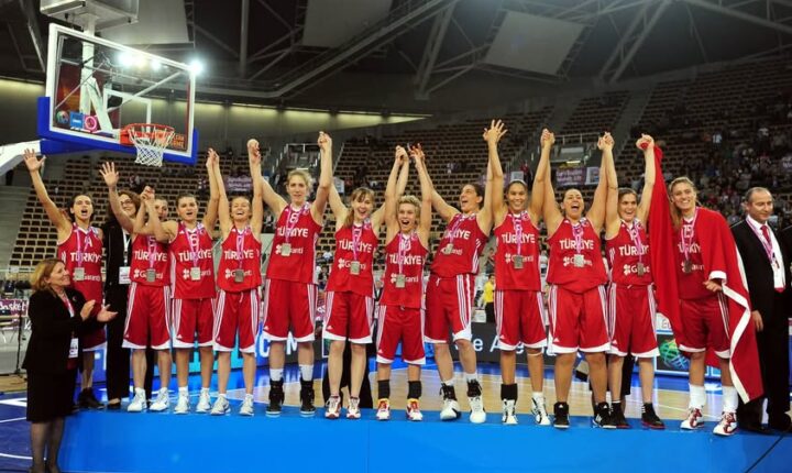 Kürsünün ikinci basamağına çıkarak