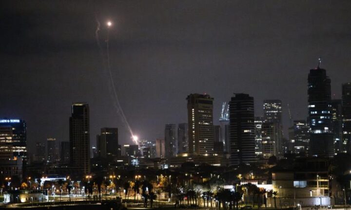 Tel Aviv’de çok sayıda patlama sesi duyuldu