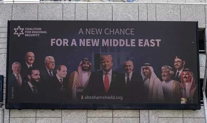 İran’la ateşkes sonrası Tel Aviv’de ‘İsrail’in Arap ülkeleriyle normalleşmesini’ talep eden afiş!