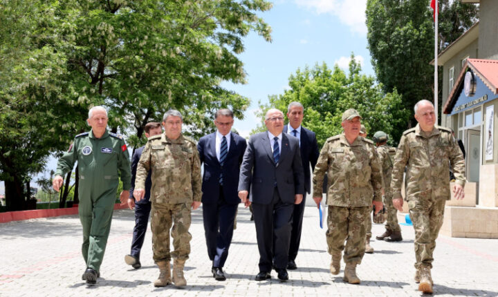 Bakan Güler ve TSK Komuta Kademesi İran sınırına gitti