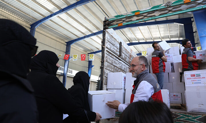 Sadakataşı Derneği, Şam’da 800 aileye gıda ve zekat yardımlarını ulaştırdı