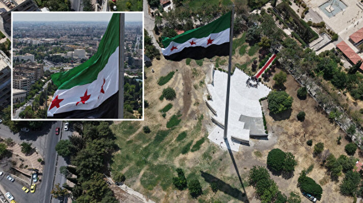 Suriye’nin en büyük bayrağı göndere çekildi