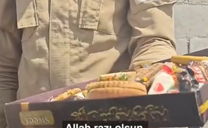 Suriye ordusundan bayram hediyesi: Kontrol noktalarında tatlı ve şeker dağıtıldı