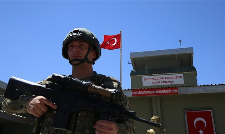 Sınırda görevli “hudut kartalları” bayramda vatan nöbetinde