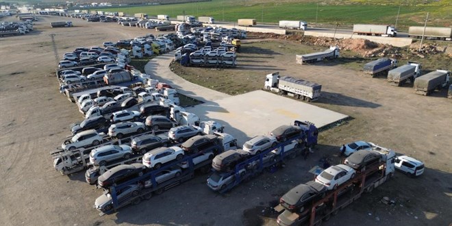 Uzak Doğu’dan getirilen yüzlerce ikinci el araç tırlarla Suriye’ye taşınıyor