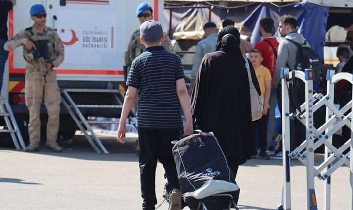 Okulların kapanmasıyla Türkiye’deki Suriyelilerin ülkelerine dönüşleri yoğunlaştı