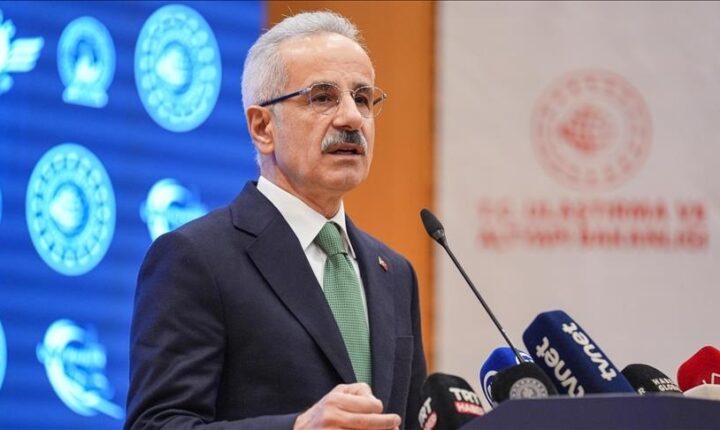 Güncel duruma ilişkin bilgi veren Uraloğlu, “13 Haziran’da başlayan İsrail’in İran’a yönelik saldırıları sonrası bölgedeki hava sahası kısıtlamaları devam etmektedir.” değerlendirmesinde bulundu.